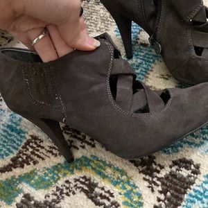 Dark grey crisscross heel